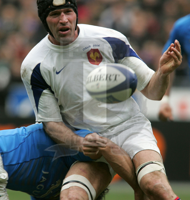 Sei Nazioni 2006, Parigi, Stade de France 25/02/2006, Francia v Italia, Olivier Magne passa palla. Foto Daniele Resini/Fotosportit