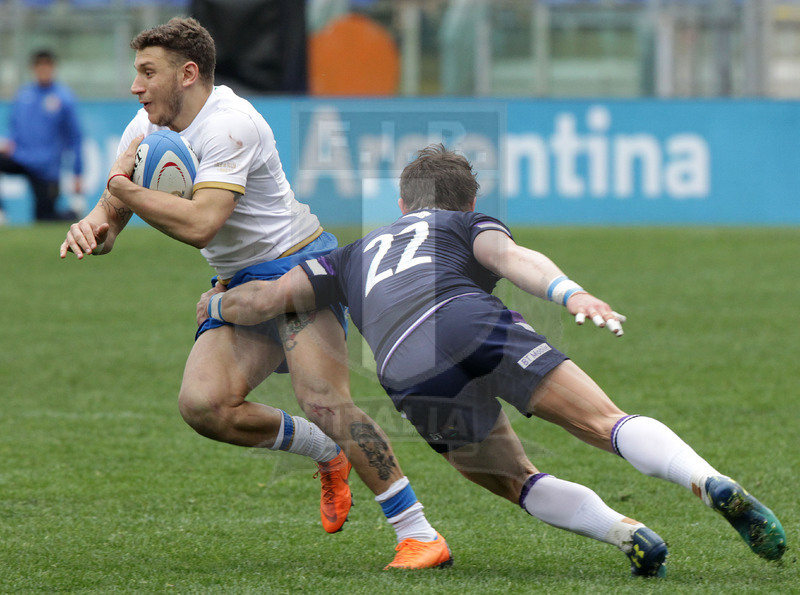 Natwest Sei Nazioni 2018, round 5, Roma stadio Olimpico 17/03/2018, Italia v Scozia, Matteo Minozzi cerca il break su Peter Horne. Foto Daniele Resini/Fotosportit