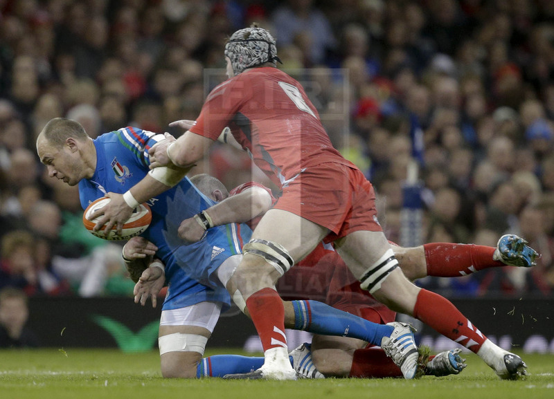 RBS 6 Nazioni 2014, Cardiff, Millennium Stadium, 1/02/2014, Galles v Italia. Sergio Parisse viene placcato da Paul James e Dan Lydiate Foto Roberto Bregani/Fotosportit