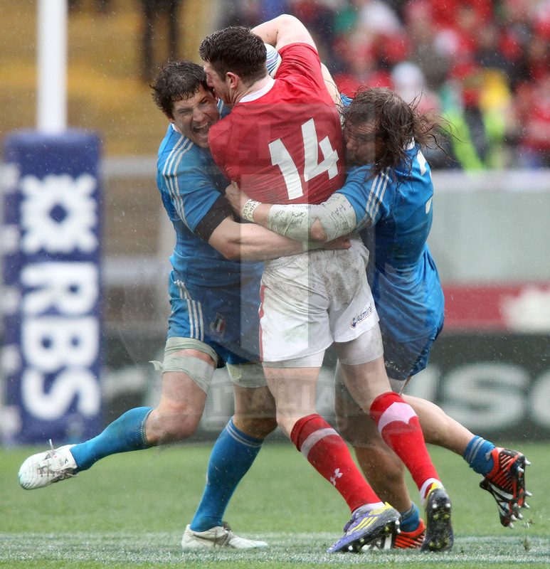Sei Nazioni 2013, Roma, stadio Olimpico 23/02/2013, Italia v Galles, Alex Cuthbert fermato da Zanni e Castrogiovanni.