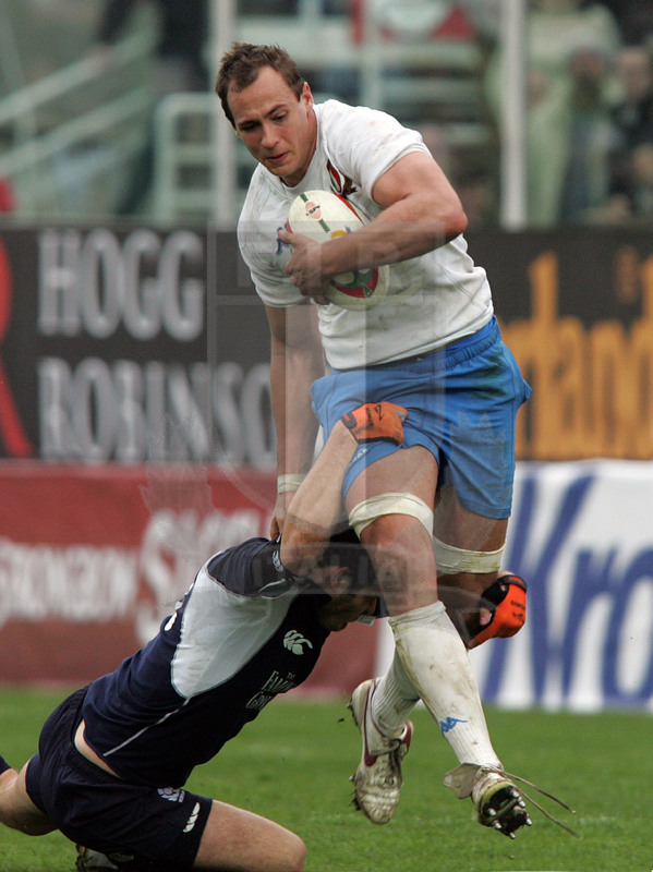 Rbs Sei Nazioni 2006, Roma, stadio Flaminio 18/03/2006, Italia v Scozia, Sergio Parisse difende palla. Foto Daniele Resini/Fotosportit