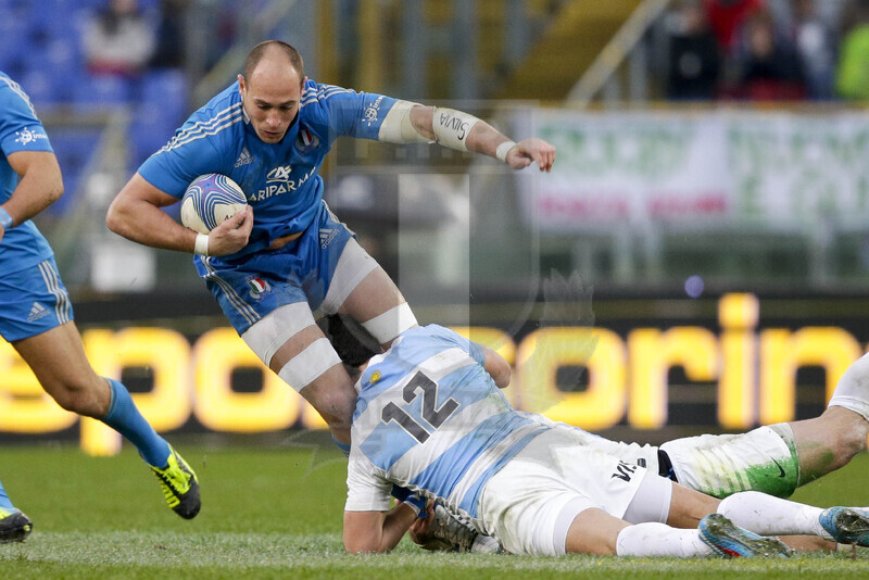Cariparma Test Match 2013, Roma, Stadio Olimpico, 23-11-2013, Italia v Argentina. Sergio Parisse viene placcato da Gabriel Ascarate e Juan Manuel Leguizamon Foto Roberto Bregani / Fotosportit