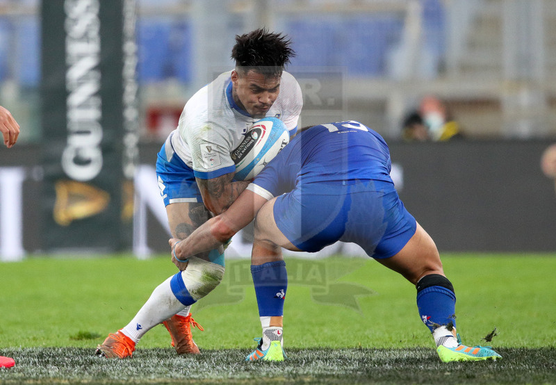 Guinness VI Nazioni 2021, Roma, Stadio Olimpico, 6/02/2021, Italia v Francia. Montanna Ioane attaccato da Arthur Vincent. Foto Roberto Bregani/Fotosportit