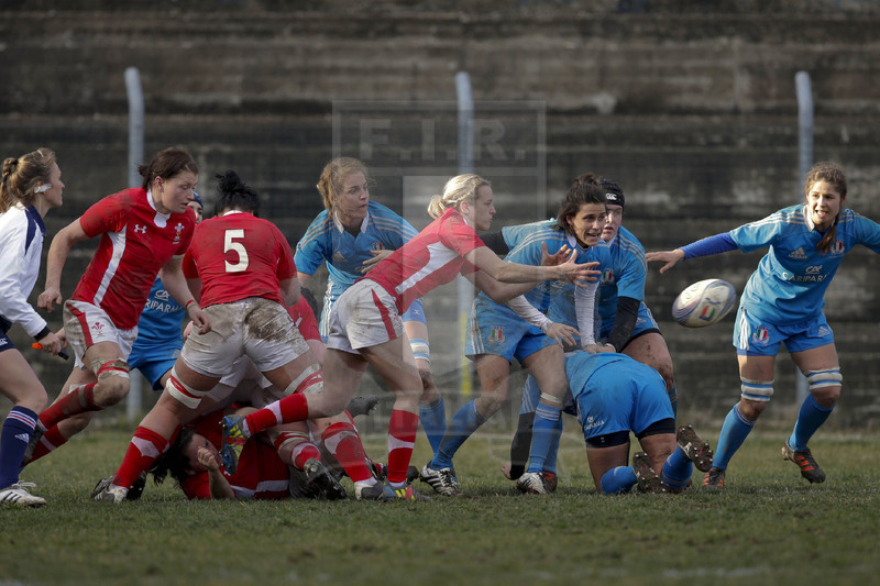 RBS 6 Nazioni Femminile 2013, Benevento, Campo Pace Vecchia, 24-02-2013, Italia v Galles. Laura Prosser apre palla dalla ruck