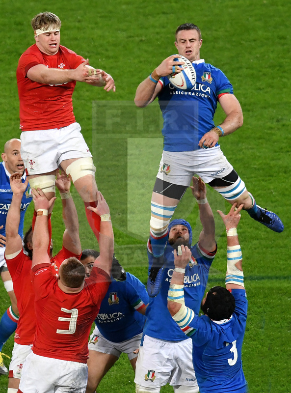 Guinness Sei Nazioni 2019, Round 2, Roma, Stadio Olimpico 09/02/2019, Italia v Galles, Bram Steyn su Aaron Wainwright in touche. Foto Andrea Staccioli / Resini / Insidefoto