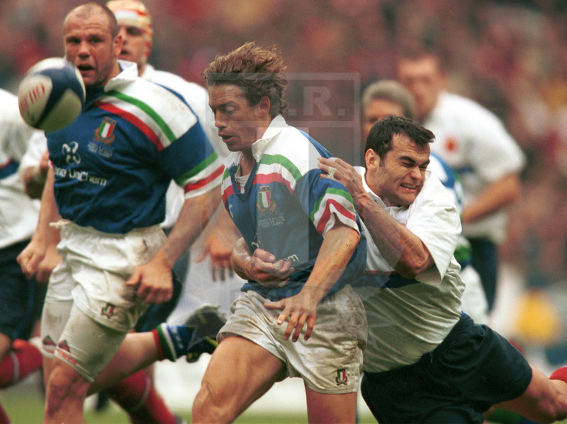 Lloyds TSB Sei Nazioni 2000, Round 5, Parigi, Stade de france 01/04/2000, Francia v Italia, break di Diego Dominguez con calcio a seguire. Penaud lo placca. Foto Daniele Resini/Fotosportit