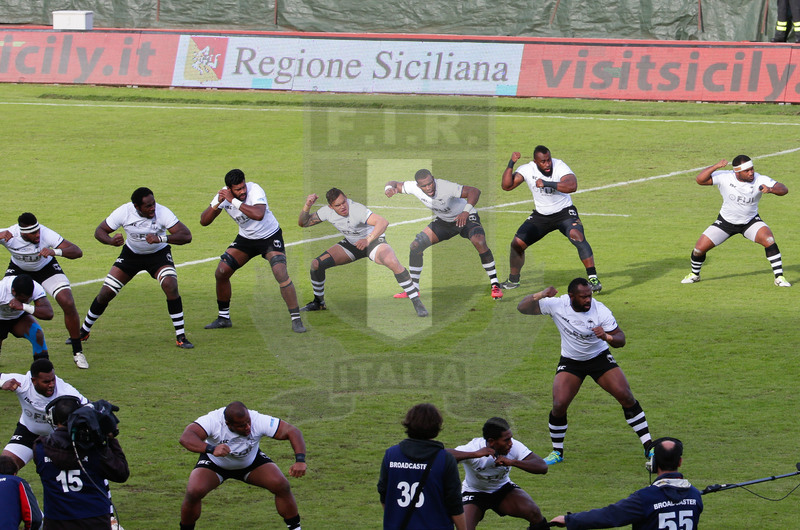 Credit Agricole Cariparma Test Match 2017, Catania, Stadio Massimino, 11-11-2017, Italia v Fiji. I Fisjiani danzano la Cibi. Foto: Roberto Bregani / Fotosportit