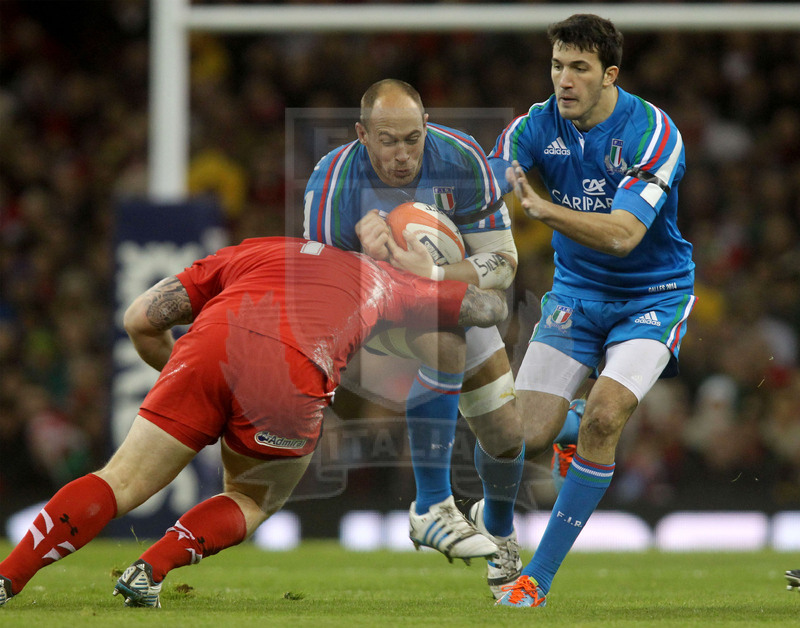 Sei Nazioni 2014, Cardiff. Millennium Stadium, 01/02/2014. Galles v Italia, Sergio Parisse impatta sostenuto da Sarto. Foto Daniele Resini/Fotosportit