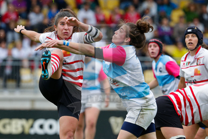 Finale Campionato Serie A Femminile Rugby 2014-2015, Parma, Stadio Lanfranchi, 23-05-2015, Monza Rugby 1949 v Valsugana Rugby Padova. Maria Magatti al piede ostacolata da Silvia Folli. Foto Roberto Bregani.