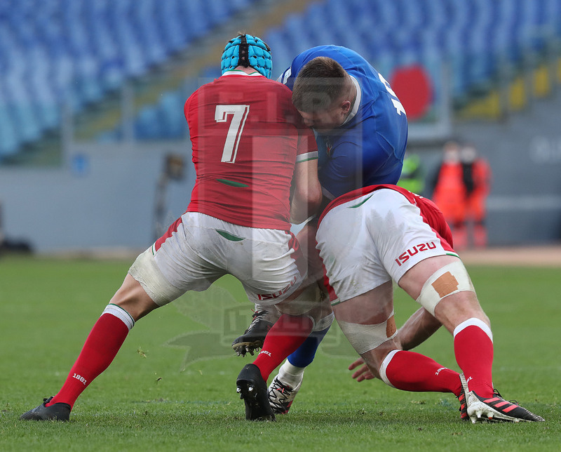 Guinness Sei Nazioni 2021, Round 4, Roma, stadio Olimpico 13/03/2021, Italia v Galles, Sebastian Negri respinto da Tipuric e Winwright. Foto Daniele Resini/Fotosportit