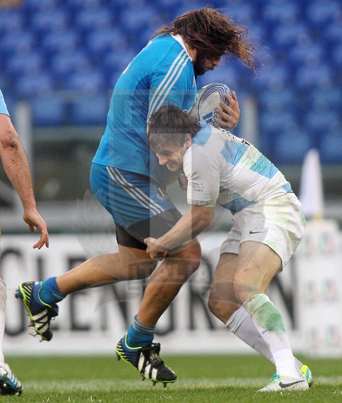 Cariparma test match 2013, Roma 23/11/2013, Italia v Argentina, Nicolas Sanchez ferma Castrogiovanni. Foto Daniele Resini/Fotosportit