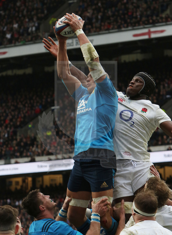 RBS Sei Nazioni 2017, Londra, Twickenham 26/02/2017, Inghilterra v Italia, Sergio Parisse a due mani in touche su Itoje. Foto Daniele Resini/Fotosportit