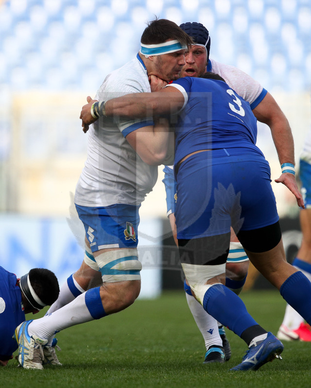 Guinness VI Nazioni 2021, Roma, Stadio Olimpico, 6/02/2021, Italia v Francia. David Sisi placcato da Dylan Cretin (sin) e Mohamed Haouas. Foto Roberto Bregani/Fotosportit