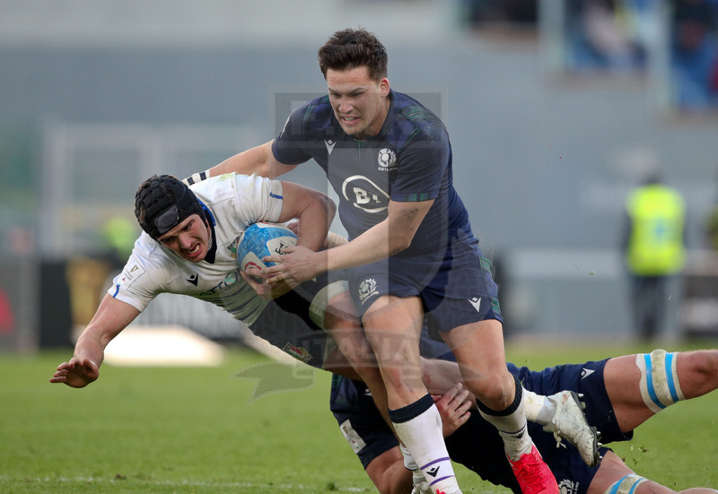 Guinness Sei Nazioni 2020, Round 3, Roma, Stadio Olimpico, 22/02/2020, Italia v Scozia. Carlo Canna placcato da Jamie Ritchie e Sam Johnson. Foto Roberto Bregani/Fotosportit