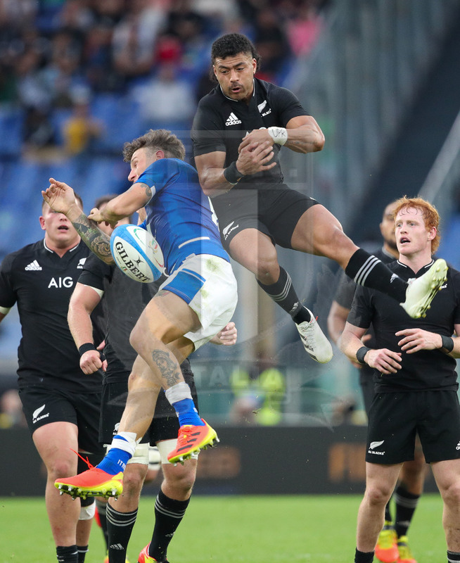 Autumn Nations Series 2021, Roma, Stadio Olimpico, 6-11-2021, Italia vs Nuova Zelanda.Matteo Minozzi e Richie Mo’unga si contendono l\