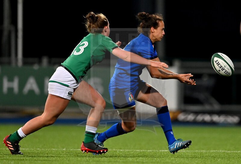 Sei Nazioni 2020 Donne, Round 4, Dublino, Donnibrook, Energia Park 24/10/2020, Irlanda Donne v Italia Donne, manuela Furlan passa palla con la pressione di Enya Breen. Foto Brendan Moran/Fotosportit