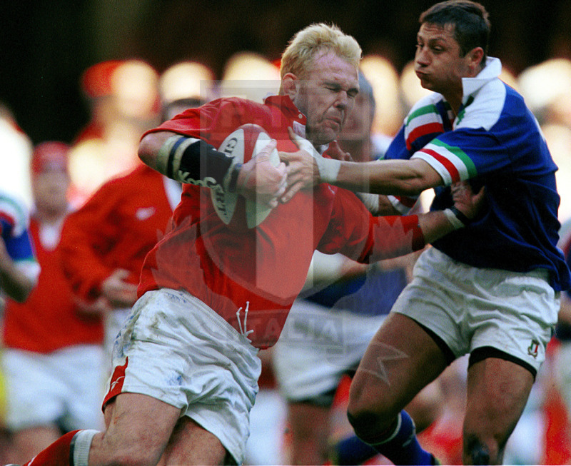 Lloyds TSB Sei Nazioni 2000, Round 2, Cardiff, Millennium Stadium 19/02/2000, Galles v Italia, Scott Quinnell si libera di Luca Martin. Foto Daniele Resini/Fotosportit