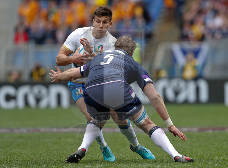 Natwest Sei Nazioni 2018, Roma, Stadio Olimpico, 17/03/2018, Italia v Scozia. Tommaso Allan di slancio su Jonny Gray. Foto: Roberto Bregani/Fotosportit