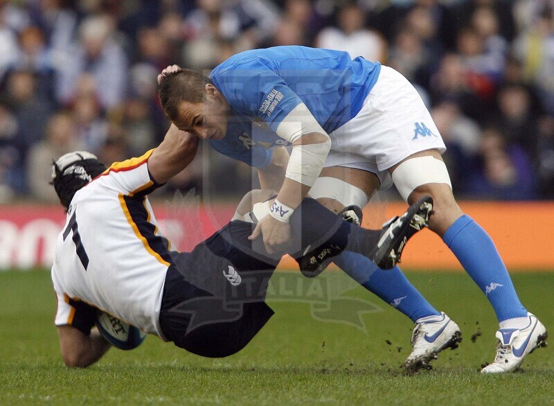 Rbs Sei Nazioni 2007, Edimburgo, Murrayfield 24/02/2007, Scozia v Italia, Sergio Parisse placca a rovesciare Kelly Brown. Foto Daniele Resini/Fotosportit