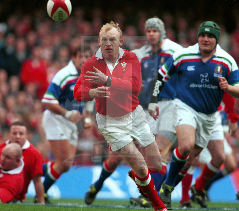 Lloyds TSB Sei Nazioni 2000, Round 2, Cardiff, Millennium Stadium 19/02/2000, Galles v Italia, Neil Jenkins muove palla sulla pressione di Tino Paoletti. Foto Daniele Resini/Fotosportit