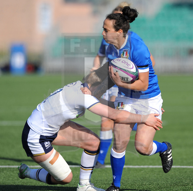 Guinness Sei Nazioni Donne 2021, Glasgow, Scoststoun Stadium 17/04/2021, Scozia Donne v Italia Donne, Manuela Furlan si difende da Sarah Law. Foto David Gibson/Fotosportit