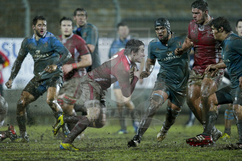 RBS 6 Nazioni U20 2013, Viterbo, Stadio Enrico Rocchi, 22-02-2013, Italia U20 v Galles U20. Il mediano di mischia gallese, , cerca un varco nella difesa azzurra