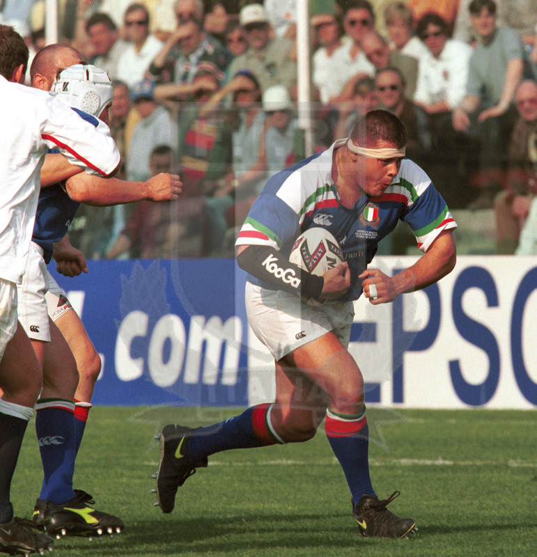 Lloyds TSB Sei Nazioni 2000, Round 4, Roma, stadio Flaminio 18/03/2000, Italia v Inghilterra, una carica di Andrea Lo Cicero. Foto Daniele Resini/Fotosportit