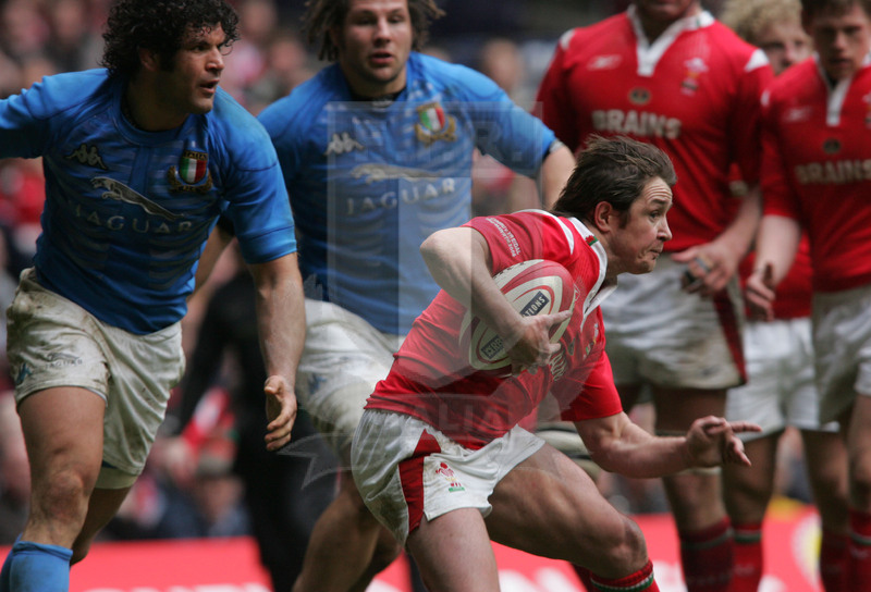 Rbs Sei Nazioni 2006, Round 3, Cardiff, Millennium Stadium 11/03/2006, Galle v Italia, Shane Williams finta. Zaffiri e Castrogiovanbni inseguono. Foto Daniele Resini/Fotosportit