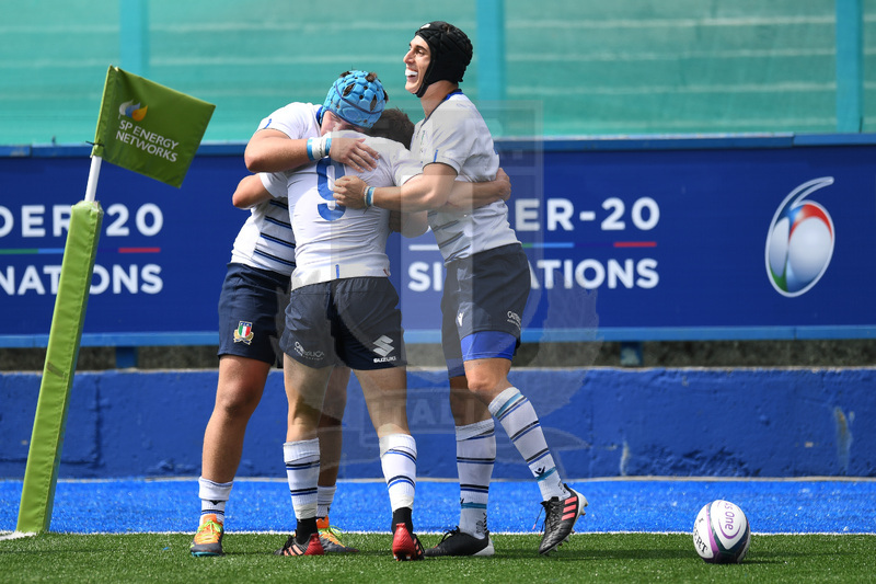 Guinness Sei Nazioni U20 2021, Cardiff, Arms Park 01/07/2021, Italia U20 v Scozia U20, Manfredi Albanese-Ginammi festeggiato dopo la meta.