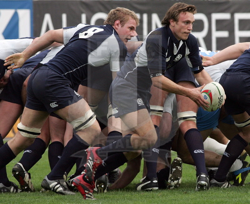 Rbs Sei Nazioni 2006, Roma, stadio Flaminio 18/03/2006, Italia v Scozia, Mike Blair pparte da una chiusa. Simon Taylor in sostegno. Foto Daniele Resini/Fotosportit