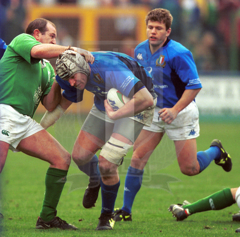 2002 Lloyds TSB Six Nations, Roma, stadio Flaminio 03/02/2001, Italia v Irlanda, Carlo Checchinato fermato da Clohessy. Foto Daniele Resini/Fotosportit