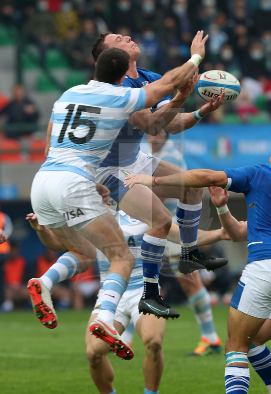 Autumn Nations Series 2021, Treviso, stadio di Monigo 13/11/2021, Italia v Argentina, duello aereo fra Paolo Garbisi e Emiliano Boffelli. Foto Daniele Resini/Fotosportit