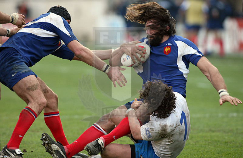 Sei Nazioni 2007, Roma, stadio Flaminio 03/02/2007, Italia v Francia, Sébastien Chabal placcato da Mauro Bergamasco. Foto Daniele Resini/Fotosportit
