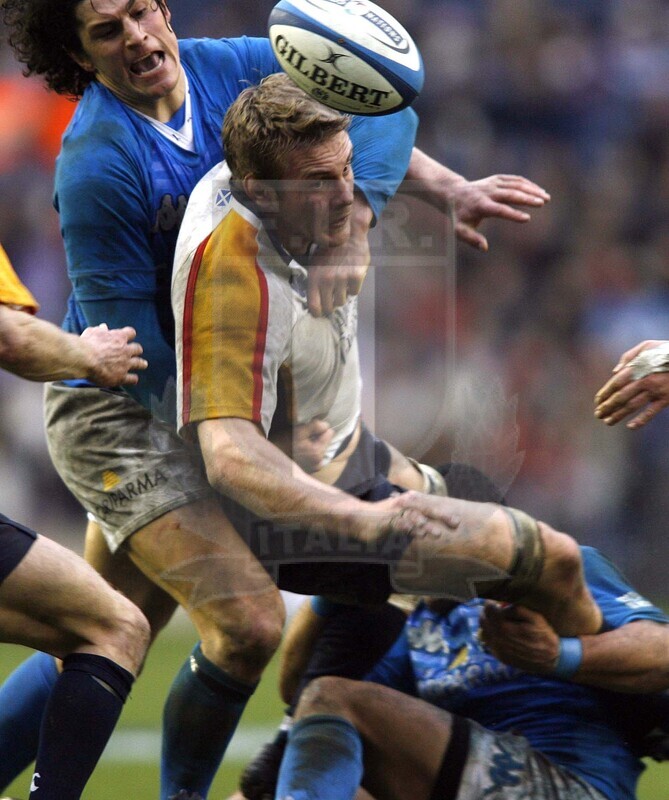 Rbs Sei Nazioni 2007, Edimburgo, Murrayfield 24/02/2007, Scozia v Italia, Alessandro Zanni stende Simon Taylor. Foto Daniele Resini/Fotosportit