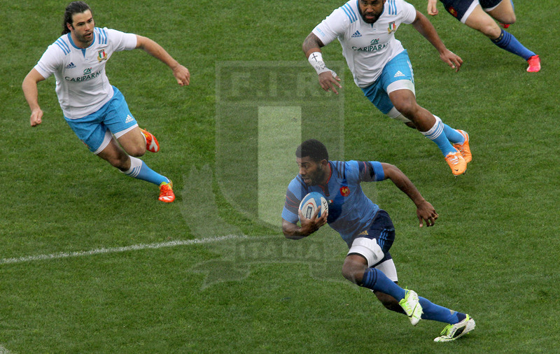 RBS Sei Nazioni 2015, Roma, stadio Olimpico 15/03/2015, Italia v Francia, Noa Nakaitaci lungo linea. Pressano McLean e Vunisa. Foto Daniele Resini/Fotosportit