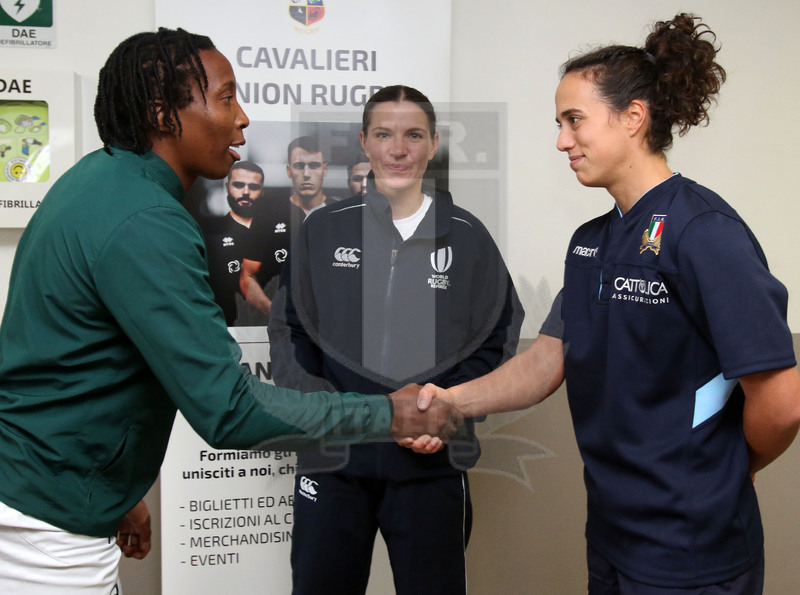 Cattolica Test Match Donne, Prato, stadio Chersoni 25/11/2018, Italia Donne v Sudafrica Donne, il saluto delle capitane durante il sorteggio. Foto Daniele Resini/Fotosportit