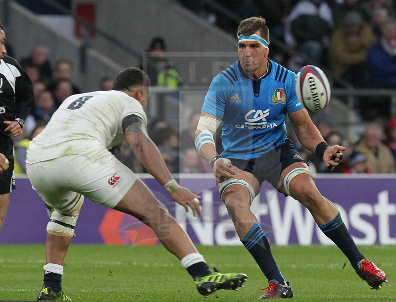 RBS Sei Nazioni 2017, Londra, Twickenham 26/02/2017, Inghilterra v Italia, Andries Van Schalkwick fissa Huges. Foto Daniele Resini/Fotosportit