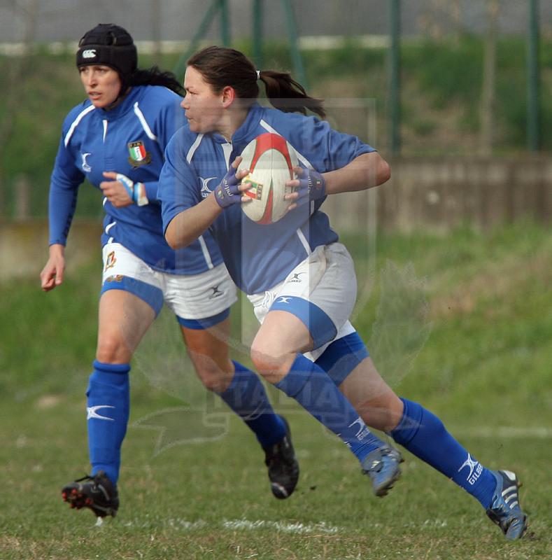 Sei Nazioni Donne 2009, Mira (VE) 15/03/2009, Italia Donne v Galles Donne, una corsa di Veronica Schiavon con Daniela Gini. Foto Daniele Resini/Fotosportit