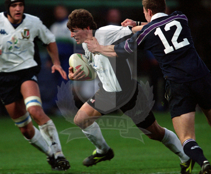 Rbs Sei Nazioni 2002, Roma, stadio Flaminio 16/02/2002, Italia v Scozia, Mirco Bergamasco resiste a un placcaggio di Henderson. Foto Daniele Resini/Fotosportit