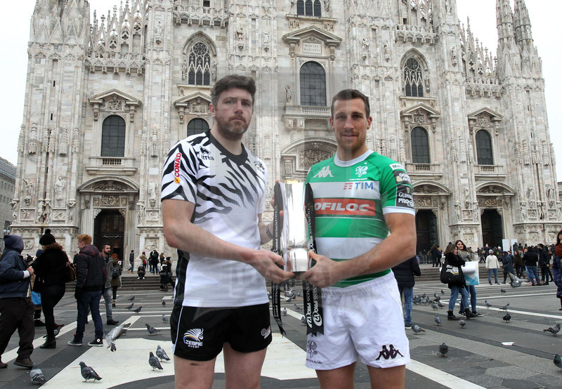 Milano, 19/12/2016, presentazione del derby fra Zebre e Benetton Treviso, i due capitani, George Biagi e Alberto Sgarbi in piazza Duomo con il trofeo del Pro 12.
