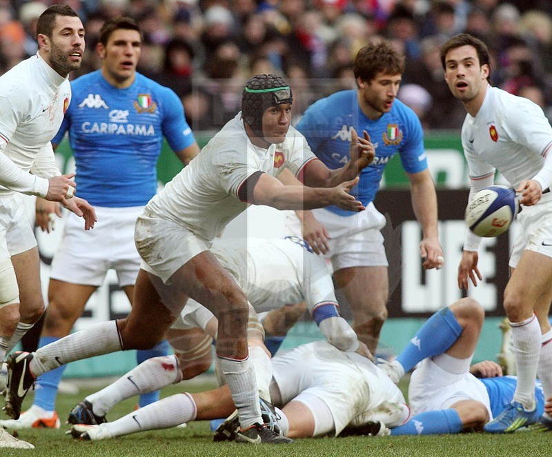 Rbs Sei Nazioni 2012, Round 1, Parigi, Stade de France 04/02/2012, Francia v Italia, Thierry Dusautoir apre palla. Foto Daniele Resini/Fotosportit