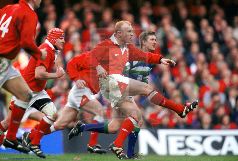 Lloyds TSB Sei Nazioni 2000, Round 2, Cardiff, Millennium Stadium 19/02/2000, Galles v Italia, Neil Jenkins al calcio tattico. Foto Daniele Resini/Fotosportit