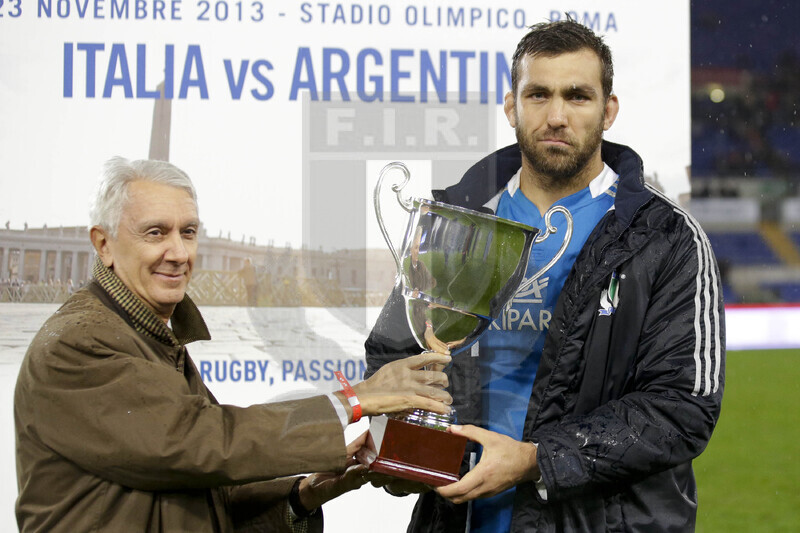 Cariparma Test Match 2013, Roma, Stadio Olimpico, 23-11-2013, Italia v Argentina. Quintin Geldenhuys riceve la coppa per l\