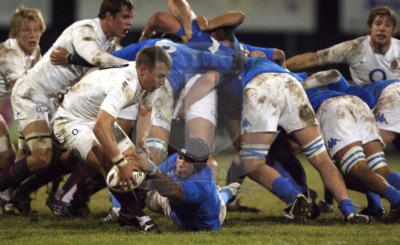 Sei Nazioni U20, San Donà di Piave 2010/02/12, Italia U20 v Inghilterra U20, Gabriele Cicchinelli stoppa il mediano inglese Harrison