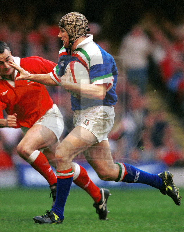 Lloyds TSB Sei Nazioni 2000, Round 2, Cardiff, Millennium Stadium 19/02/2000, Galles v Italia, Matthew Pini difende palla da Rob Howley. Foto Daniele Resini/Fotosportit