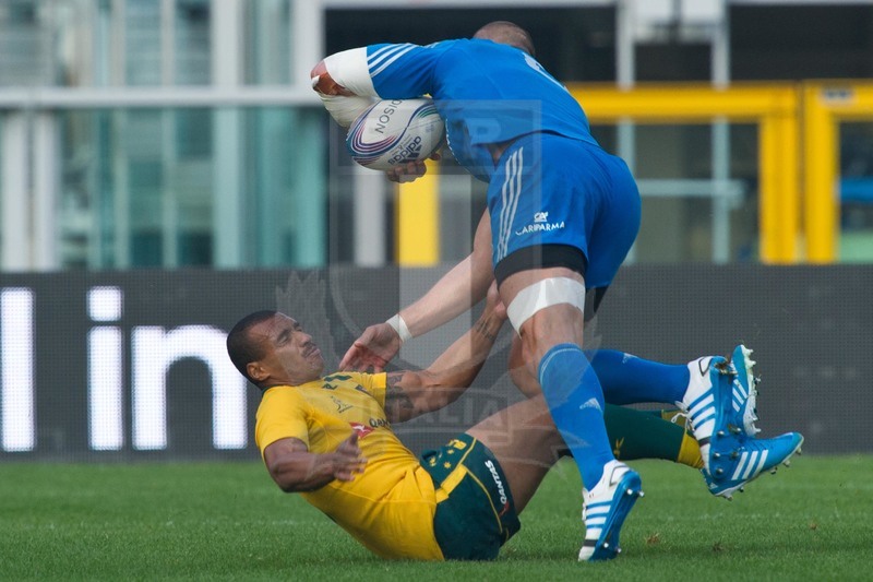 Cariparma Test Match 2013 - 09/11/2013 - Torino, Stadio Olimpico - Italia v Australia - Foto Elena Barbini-Will Genia in qualche modo riesce a fermare Sergio Parisse
