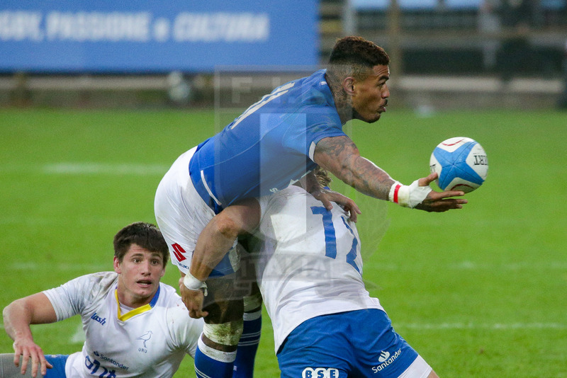 Autumn Nations Series 2021, Parma, Stadio Lanfranchi, 20-11-2021, Italia vs Uruguay. Off.load di Montanna Ioane sul placcaggio di Nicolas Freitas. Foto: Roberto Bregani/Fotosportit