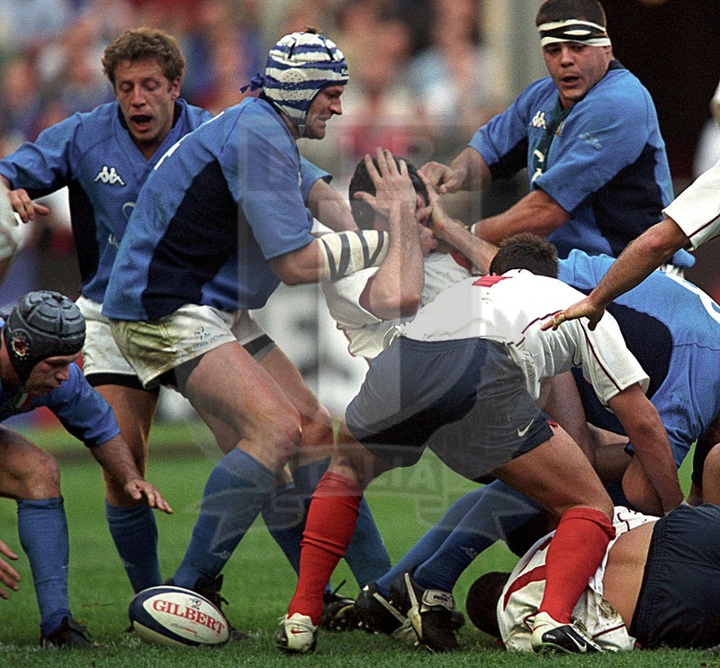 Sei Nazioni 2002, Parigi, Stade de France 2002/02/02, zuffa fra Checchinato e Magne, con conseguente giallo all\