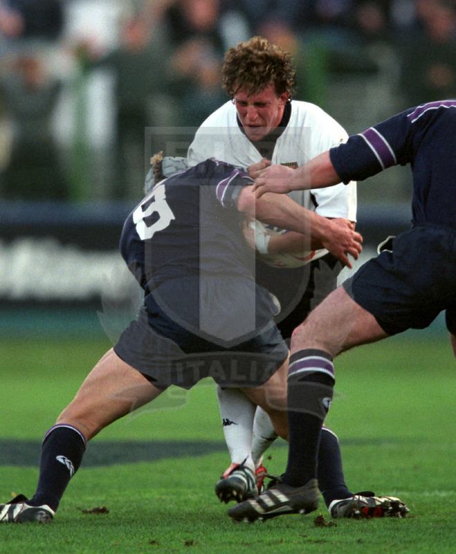 Rbs Sei Nazioni 2002, Roma, stadio Flaminio 16/02/2002, Italia v Scozia, Mauro Bergamasco inpatta su Taylor. Foto Daniele Resini/Fotosportit