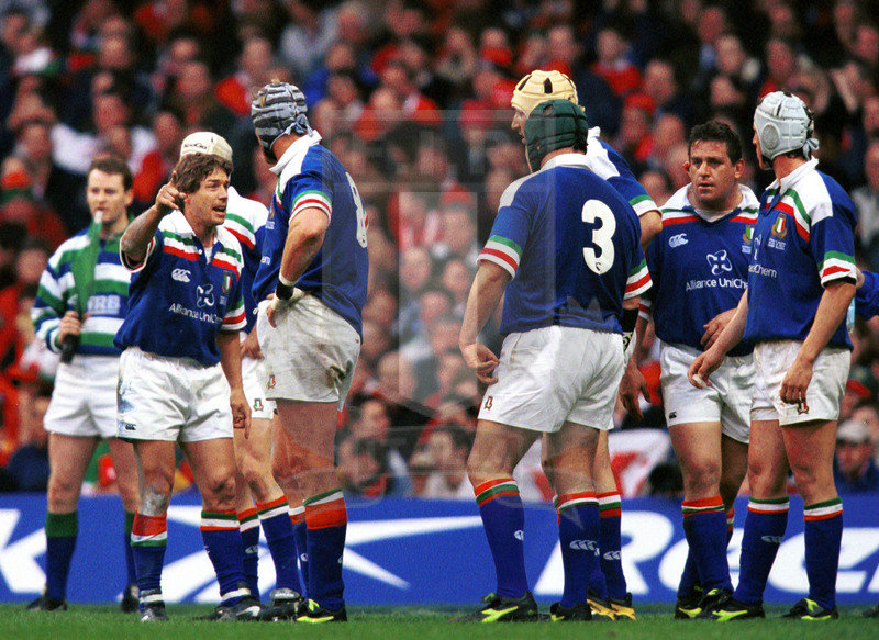 Lloyds TSB Sei Nazioni 2000, Round 2, Cardiff, Millennium Stadium 19/02/2000, Galles v Italia, sfuriata di Diego Dominguez con i compagni. Foto Daniele Resini/Fotosportit